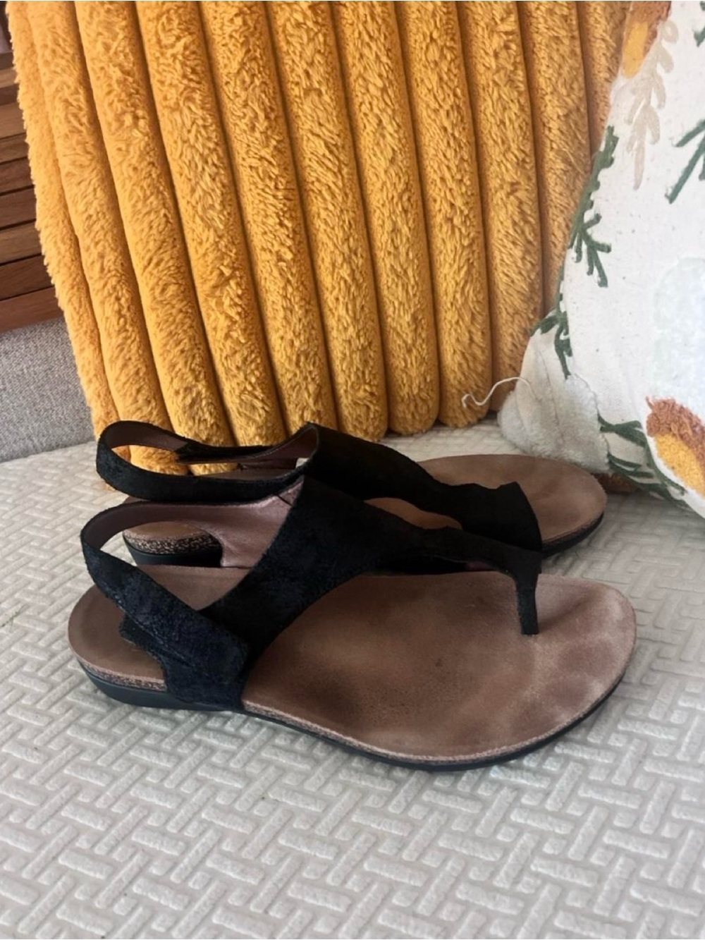 Dansko Reece Black Leather Toe Loop Sandals 
 Comfortable Summer Shoe